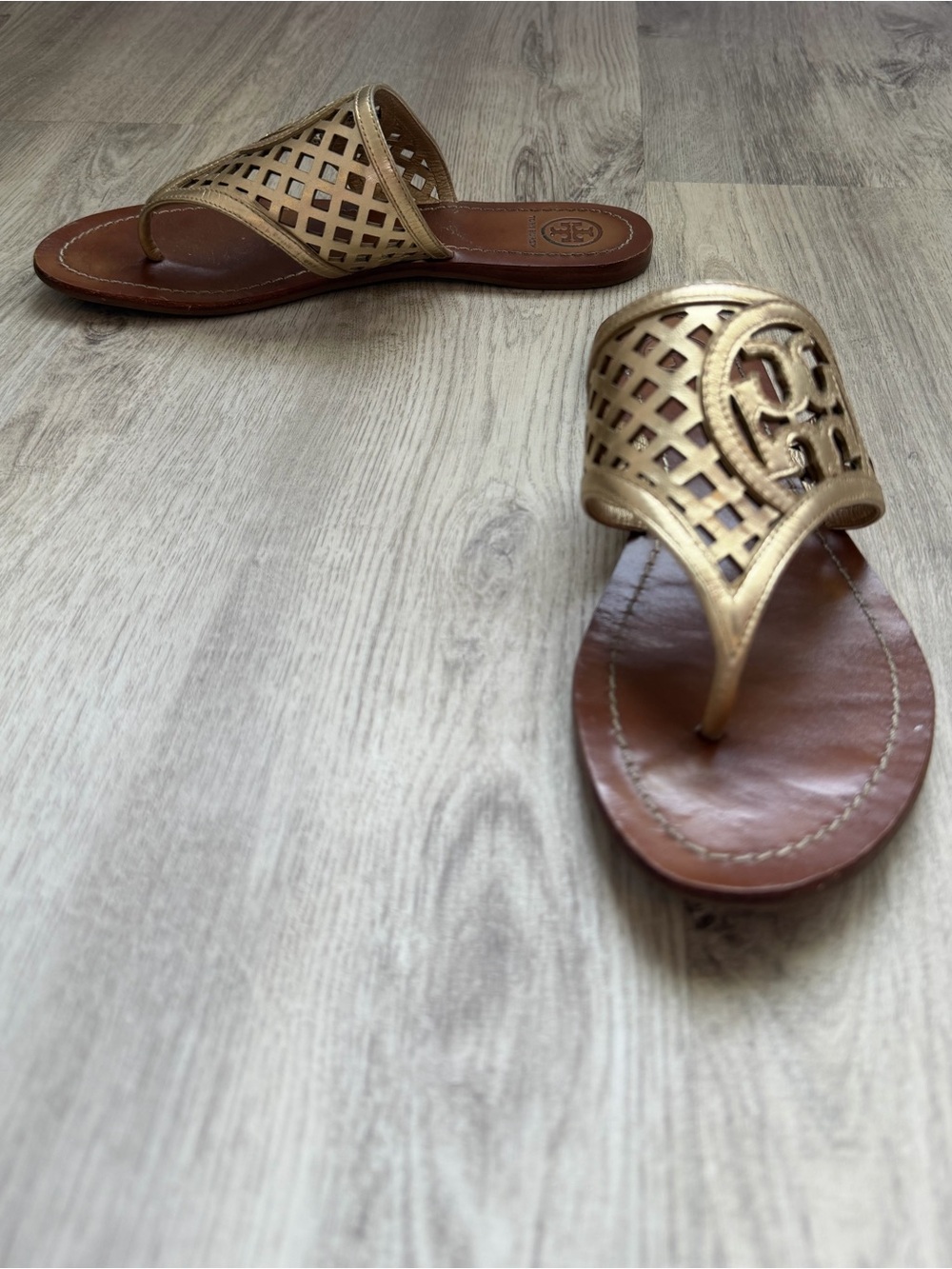 Tory Burch - Metallic Gold Leather Slide Sandals with Cutout Logo - Picture 6 of 8
